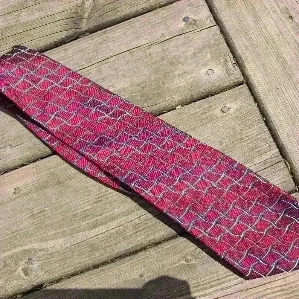 Vintage Valentino men's tie red blue and gold silk tie - Picture 2 of 9